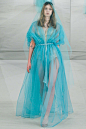 Alexis Mabille 2017春夏高级定制流行发布Alexis Mabille（艾历克西斯·马毕）于巴黎2017春夏高级定制系列。本季设计师带来了一个张扬个性的婚纱礼服系列，堆积夸张褶皱的装饰、薄纱与内衣睡衣款式的性感组合，艳丽的彩虹色与华丽头冠让人印象深刻。