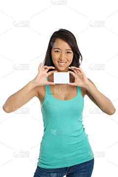 美丽的亚洲女孩拿着空白纸