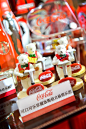 十周年庆 | 可口可乐弧形瓶跨界艺术展空降，海信广场请你喝可乐~ : 小时候，偶尔喝上一瓶可乐就能乐呵好几天。当你握起冰凉的玻璃瓶身，然后将滋滋作响的黑色液体一饮而尽，似乎人生就在那一个个饱嗝中得到了满足。 如果说把Logo遮住了，还能让你一眼认出来是什么品牌饮料的包装...