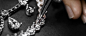 Dior à Versailles : 凡尔赛宫不仅是瑰丽与法式生活艺术的象征，也是Dior迪奥的卓越之地，Victoire de Castellane更将其视为灵感源泉，设计出全新高级珠宝系列。  镶嵌于项链之上的水滴形钻石宛如华丽吊灯上的水晶吊坠；皇室套房的窗帘饰带摇身一变，成为美轮美奂的精美耳环，雅致的蝴蝶结从皇室家具上幻化而出，充满装饰主义风格……Victoire de Castellane巧妙玩味不同造型，仿佛用放大镜详细展示凡尔赛宫的每个细节，呈现出美妙的装饰与图案。 