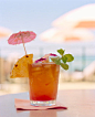 夏威夷 Hawaiian Cocktail ； 
材 料：辛辣金酒1/2，橙汁1/4，橙味柑香酒1打石  
制 法：①将所有材料倒入雪克杯中摇和；②将摇和好的酒倒入鸡尾酒杯中。　  
【详细说明】  
此酒比有名的“布老森”口味更甜。  
因金酒的使用量不同，取用夫拉舞中的夫拉而名为夫拉·夫拉鸡尾酒，配方中金酒的量增加了2/3。  
如果想将夏威夷调和成辛辣口味，可以不用增加金酒的量。