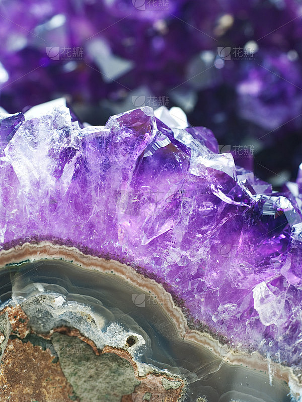 玛瑙石上的紫水晶