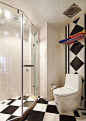 卫生间选用黑白瓷砖交叉设计，淋浴区用玻璃隔开。_9万装饰简约时尚三居 温馨舒适的家
