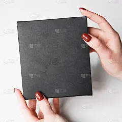 一套刷子的黑色名片。没有标签的礼品盒。