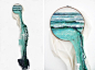 太有想象力了！来自刺绣高手：秘鲁艺术家Ana Teresa Barboza，在她的绣针下，海水倾泻，围墙被风推倒，模糊的挂毯，绿色青苔铺地，绷子上创造出生动的自然风景。
