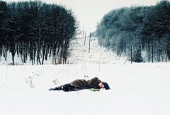 Maria Kazvan，乌克兰女摄影师，出生于1989年。不同于大多新锐8090后的摄影师，Maria Kazvan的镜头中不乏人体裸露等元素，好像会迷失在她的作品中，有些照片就是在记录摄影师的青春心事，有些影像又成熟到感觉不会是这样一个年轻的女孩所能挖掘到的。她的摄影作品很适合被做成唱片或是电影的封面海报，比如有一张照片是一个女孩躺在白雪中，身后的树影重重，就好似日本电影《情书》的经典海报，又或者是女孩与花的多张影像作品，都有着电影海报的感觉。