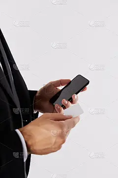 商人手持空名片和智能手机，空白屏幕孤立在白色背景上的裁剪图像