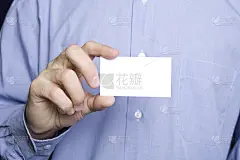 拿着空白卡片的商人