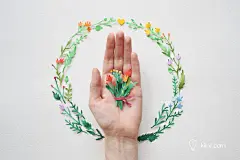 纸雕超话 艺术超话 Margaret Scrinkl是一位来自俄罗斯的插画师，因热爱纸艺而沉迷于立体纸雕的艺术创作，她的纸雕作品创意十足，从植物，美食，到节日贺卡，著名社交网络的logo等，应有尽有。原文☞O网页链接（分享自 kiinii APP  下载链接：O网页链接） ​​​​