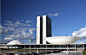 奥斯卡·尼迈耶_巴西国会大厦是两座28层大楼，是巴西利亚市最高建筑物。左侧为参议院办公楼，右侧为众议院办公楼，大楼之间有空中通道相联，呈“H”型，为葡语“人本主义”的首写字母。 两院会议大厅建筑外观如同两只大碗，右侧众议院的碗口朝上，象征“民主”、“广开言路”；左侧参议院的碗口朝下，象征“集中民意”、“议决题案”。