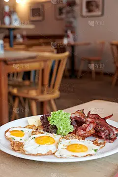 早餐3个煎蛋和猪肉培根一起煎