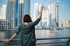 在阿联酋的大城市迪拜，快乐的年轻女性旅行者
