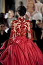  Marchesa F/W 2012 (C). 玛切萨每一季的成衣精美度丝毫不亚于其他品牌的高级定制，这一季更是将华丽做到极致，你奎身着红色刺绣华服步态摇曳生姿的为大秀闭场，好似十九世纪法国画家William-Adolphe Bouguereau笔下的油画少女，浑身上下充满了浪漫的气息，令人为之倾倒！