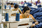 亚洲工人缝制服装在服装厂图片素材