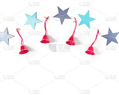 一个由蓝色星星和红色铃铛组成的花环在白色的背景上。极简圣诞，新年模板。平铺，俯视图，拷贝空间。