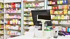 收银台-药房的电脑和显示器。药品和维生素商店的内部。健康和健康生活方式的药物和维生素