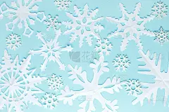 用蓝色背景上的纸制雪花做成的冬季图案。冬天的概念。平的。温情节日理念，儿童创意活动，圣诞、圣诞、新年