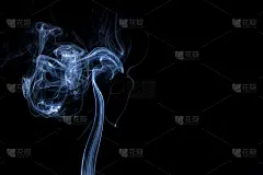 黑色背景上的烟雾