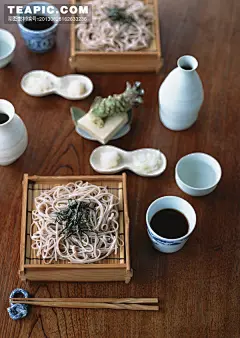 日式美食海苔丝荞麦冷面和芥末酱油