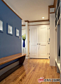 【纯粹美式格调简欧风格室内门装饰效果图】自然的色彩元素弥漫着房间的每个角落。实木地面与玄关处的木质长椅显得恰到好处。蓝色墙面，白色木门，鲜明的色彩对比让空间变得十分雅致。