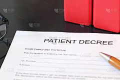 桌上放着一张病人判决书的空白表格