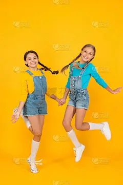 孩子们是乌克兰的年轻一代。爱国主义的概念。穿着蓝色和黄色衣服的女孩。自由的价值。在自由的国度里过着幸