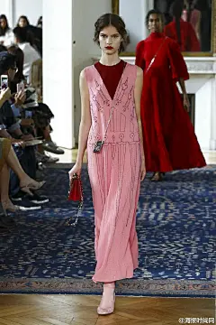 [cp]#海报网直击巴黎时装周# #2017巴黎时装周#  Valentino 2017春夏系列是设计师二人组分道扬镳后，由Pierpaolo Piccioli独自掌控创意大权的第一场大秀。Maria Grazia Chiuri为迪奥 (Dior) 翻开了新篇章，而Pierpaolo似乎也要为Valentino注入新的血液——若要重新出发，必须摒弃某些思想包袱http://t.cn/RcFRwH8了解更多时装周和秀场明星请戳&gt;&gt;http://t.cn/RcgeM5e[/cp]