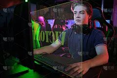 年轻的职业白人玩家在他的电脑上玩在线游戏。他因为输了比赛而心烦意乱