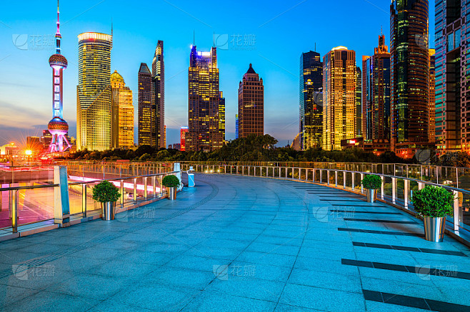上海夜间建筑景观与广场路