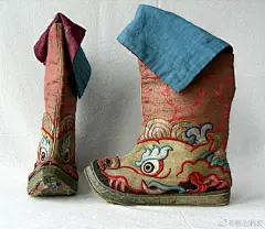 20世纪初蒙古地区“跳布扎”仪式中使用的仪式服装，通过镶嵌金属片与织物填充来模仿佛教艺术中护法神的铠甲与战靴。所谓“跳布扎”，其实就是藏传佛教寺院在举行“祈愿大法会”时所跳的“金刚驱魔神舞”，藏语也称“羌姆”，在青海叫“跳欠”，是佛教与当地萨满崇拜的一种融合。 ​​​​