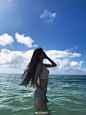 郭艾伦女友海边戏水秀曼妙身材 : 郭艾伦的女友在微博上晒出一组海边度假的照片，长发飘飘，身材凹凸有致的。
