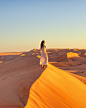 漫步在沙漠山的睡衣女人图片