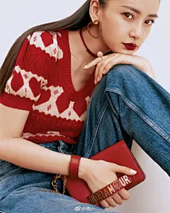 #嘉人热点#@angelababy 为Dior拍摄的七夕大片曝光。红色桃心毛衣短衫搭配魅力红唇引人注目，与Dioramour中国红呼应，雅致又摩登。期待未来#迪奥品牌大使杨颖#更深入精彩的演绎！ ​​​​
