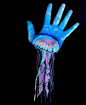 看到惊呆！人体彩绘艺术竟然把手臂变成了这样 : 澳大利亚21岁人体彩绘艺术家辛普森创造了许多3D艺术，比如在其手臂上绘制出五彩缤纷的水母。辛普森最近受雇成为化妆师，但她人体彩绘艺术似乎更引人关注，比如这个宇宙空间火箭设计。
