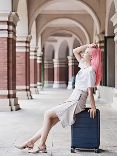 旅行✈️穿搭 轻便耐用又适合拗造型的小云行李箱 作为旅行博主 : 旅行✈️穿搭  轻便耐用又适合拗造型的小云行李箱 作为旅行博主，除了喜欢到处玩，我还有个嗜好，就是囤各式各样的行李箱！除了出门方便挑选搭配衣服，还可以当储藏箱，放在家里又好看～ 每个尺寸都准备一些不同