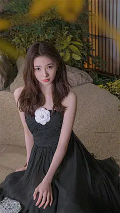 新任谋女郎来了，刘浩存全新活动造型壁纸，穿黑裙子的少女精灵 : 新任谋女郎来了，刘浩存全新活动造型壁纸，穿黑裙子的少女精灵,刘浩存,谋女郎,周冬雨,张艺谋,关晓彤