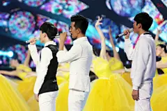 20140904 湖南卫视中秋晚会 12P 于总走名模范；3P七七表情包一枚；4P是翻了好久找到的，然后把腿截掉了，你们懂的；567P 田七偶像剧；8P说好的国共呢；9P太精彩，@于湉 @宁桓宇 @Zz张阳阳zZ @付梦妮 @杨洋yy68 @汪小敏 六个人18种画风。祝大家周末愉快。