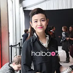 妙龄女郎的摩登复古！陈妍希亮相2013秋冬纽约时装周卡罗琳娜·海莱娜(Carolina Herrera)秀场，“初恋女神”升级头排看秀嘉宾“海报时尚评审团”为她打几分？