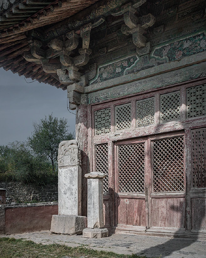 千年营造｜涞源阁院寺文殊殿。“乱纸失经偈，断碑分篆踪。日暮月光吐，绕门千树松”。@CREC王轩
