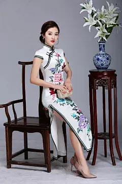 精美手推绣真丝旗袍，粉饰古韵纤纤的温婉女子