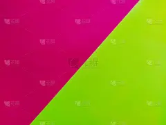 底色有品红、紫红色和浅绿色两种颜色。这张纸是用颜色对角线划分的。斜铺的彩色纸。