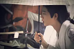 《陈情令》：唯一一部入围全球电视剧热度榜前50的中国国产剧，两年热度不减，2020年进入全球榜前十。不是周榜，是年度。泰国韩国新加坡日本网飞北美南美欧洲均已上线。2021年10月在日本亚马逊平台开始第三轮播放。豆瓣评分人数破纪录史上最高150多万人评论。国内剧集热度三年不减。第二周年登上世界趋势和多国热搜。
《陈情令》从制作人到演员全员新人和无流量演员，开播后吸引了全球的关注。
主演：肖战 王一博 原著：墨香铜臭《魔道祖师》 #在全球引领中国古装剧国风之美#