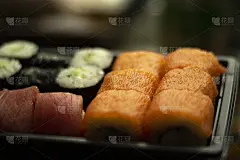 与三文鱼寿司。亚洲美食。餐厅的海鲜。