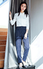 很清新的一款雪纺衫，细致的彼得潘领，门襟两侧拼接同色蕾丝花边，更添雅致，搭配竖条纹的长裤，高挑又OL
 #潮人# #日韩# #名模# #街拍# #英伦# #时尚#