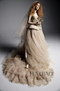 海报时尚网带你走进2019春夏婚纱周：王薇薇 (Vera Wang) 2019 春季婚纱系列释出，偏爱异色系的新娘看这里！