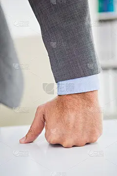 商人的拳头攥在桌子上