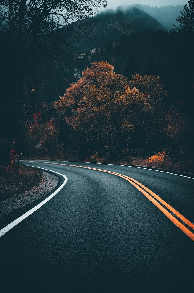 山间双黄线马路图片