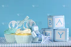 蓝色主题男婴三个纸杯蛋糕和偏爱礼盒