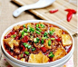 【鱼香嫩豆腐】
1.锅内热油，放入猪绞肉小火煸炒。
2.至猪肉出油脂时，放入姜、蒜、葱花、泡椒炒香。
3.注入清水半杯。4.加生抽老抽各一勺、细盐少许、香醋、白糖、鸡精，及切块豆腐。
5.中火煮开后，转小火煮至汤汁快收干时，加水淀粉。
6.至汤汁浓稠时洒葱花。