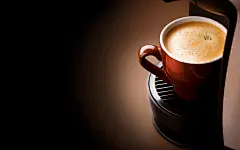 温暖浓郁的咖啡杯高清壁纸桌面壁纸3